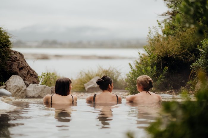 Polynesian-Spa_3-ladies-looking-out-over-lake-Rotorua.jpg